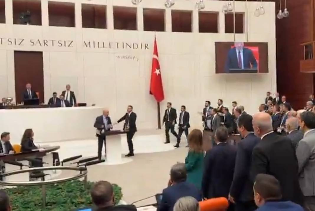 Alpay Özalan'ın Ahmet Şık'a saldırıp kaçmasının yakın görüntüleri ortaya çıktı - Resim: 11